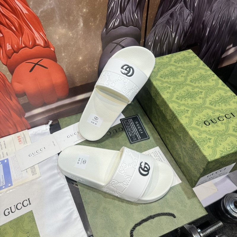G*u*i slippers